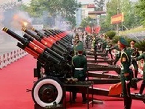 Bà con nô nức đợi xem tổng duyệt Lễ kỷ niệm 70 năm Chiến thắng Điện Biên Phủ