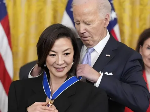 Tổng thống Joe Biden trao huân chương cho Dương Tử Quỳnh tại Nhà Trắng