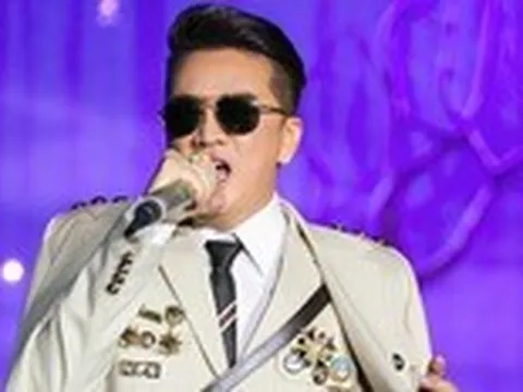 Đàm Vĩnh Hưng cài huy hiệu 'lạ' khi diễn: Khán giả nói nhạy cảm, ca sĩ nói gì?