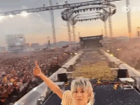 Biển người xem live show lúc 3h sáng của Hoa Thần Vũ