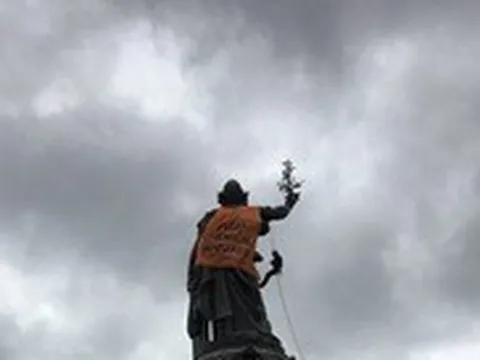 Nàng Marianne nước Pháp bị mặc áo da cam