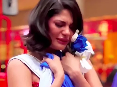 Hoa hậu đẹp nhất thế giới khóc nức nở ở Philippines