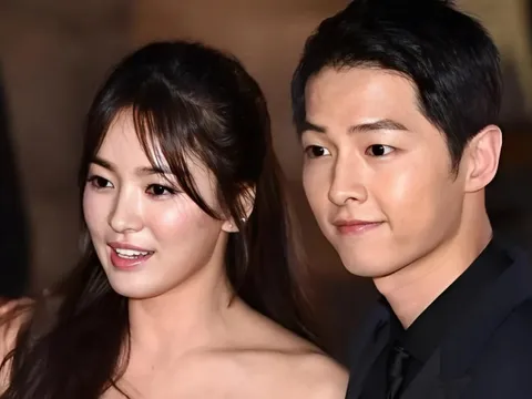 Màn chạm mặt của Song Hye Kyo - Song Joong Ki gây sốt