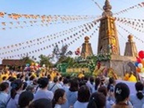 Bên bảo tháp tre chùa An Trú, cả ngàn người dự lễ Phật đản