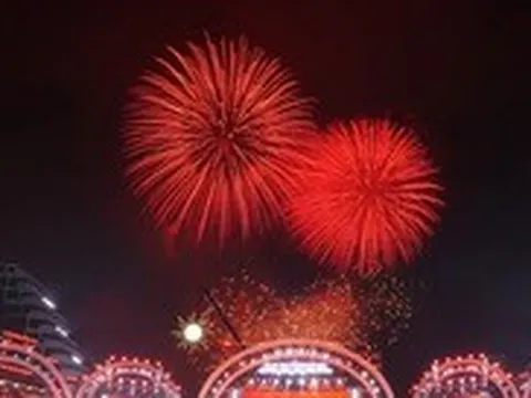 Mãn nhãn với đêm hội Hoa phượng đỏ