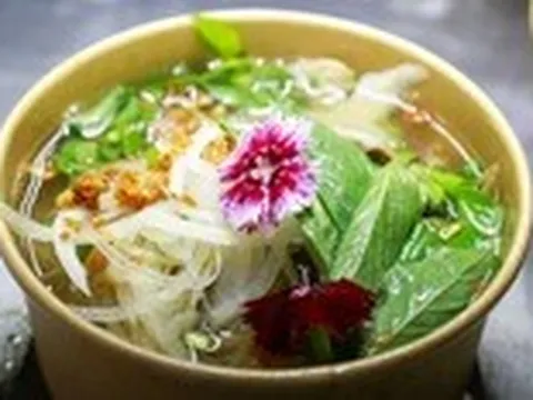 Xếp hàng chờ thưởng thức phở gà Úc tại TP.HCM