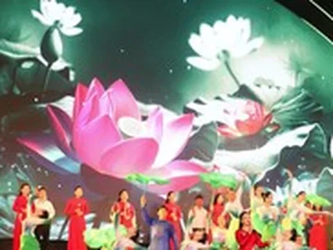 Lễ hội Làng Sen 'Quê hương mùa sen nở'