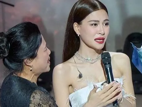 Hà Nhi khóc nức nở giữa đêm nhạc ở Đà Lạt