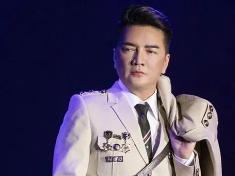 Sau vụ đeo huy hiệu lạ, live show của Đàm Vĩnh Hưng ở Hà Nội có được diễn ra không?