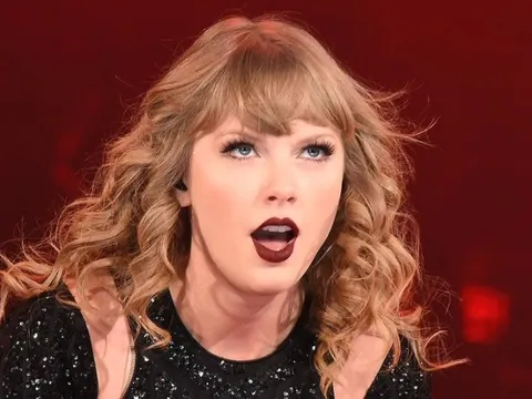 Hình ảnh gây phẫn nộ tại show Taylor Swift