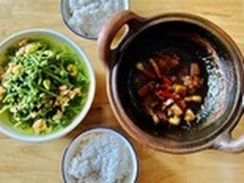 Thèm cơm quê miền Tây mẹ nấu, chỉ canh rau đồng, cá kho quẹt mà ăn hết nồi cơm