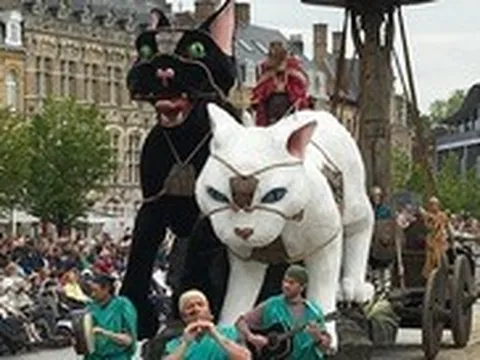 Độc đáo lễ hội rước mèo Kattenstoet
