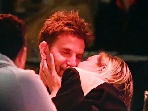 Gigi Hadid hôn Bradley Cooper tại show Taylor Swift