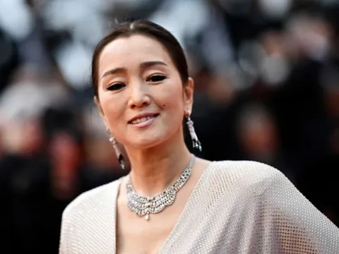 Thảm đỏ Cannes ngày 1: Củng Lợi gợi cảm tuổi U60, đọ sắc cùng dàn thiên thần nội y