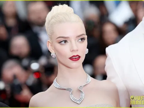 Cannes ngày 2: Mỹ nhân mặc váy xẻ tà hớ hênh