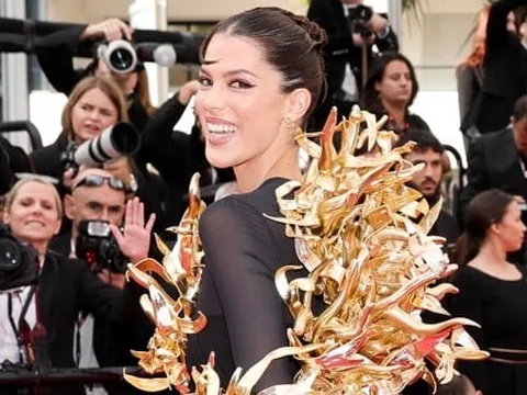 Hoa hậu Hoàn vũ gây chú ý với váy lạ mắt trên thảm đỏ Cannes