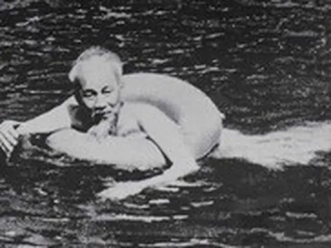 Triển lãm ảnh 'Cuộc sống đời thường của Bác Hồ' ở Bình Thuận