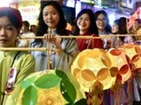 Hàng ngàn người tham gia lễ rước kiệu hoa mừng Phật đản