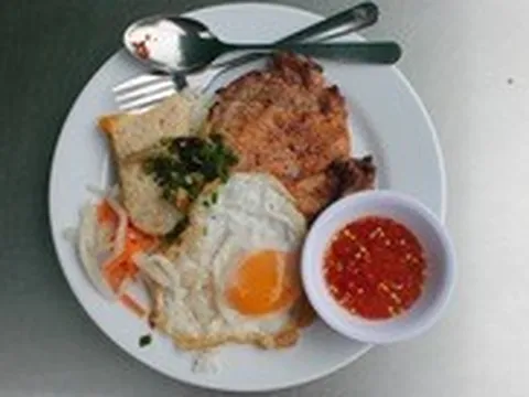 Kỳ lạ quán cơm tấm bãi rác của bà Bảy 'lưỡi lam'