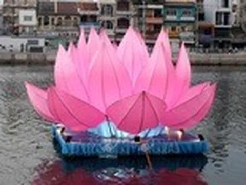 Thắp sáng 7 đóa hoa sen trên sông Cà Ty mừng Phật đản