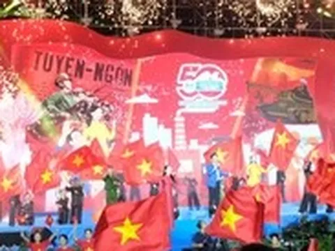 Hàng ngàn người dân xúc động theo dõi tổ khúc 50 năm Đồng Tháp trọn niềm vui