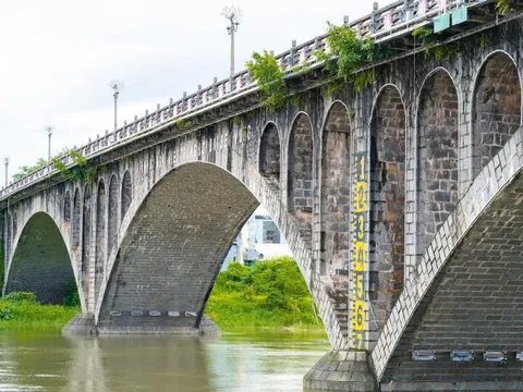 Xuất hiện vết nứt kéo dài, tạm dừng lưu thông qua cầu Ka Long