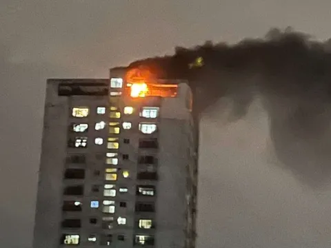 Hà Nội: Lửa cháy đỏ rực tại tầng mái chung cư ở Xuân Đỉnh
