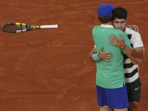 Alcaraz và Sinner nói gì sau trận chung kết Roland Garros dài nhất lịch sử?