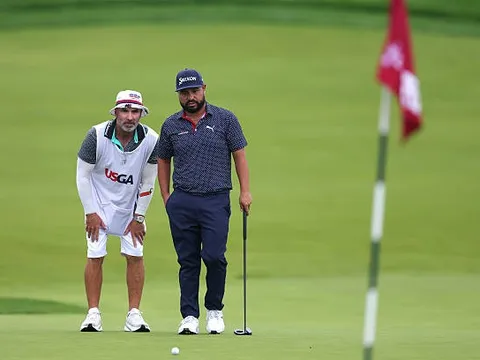 Caddie của nhà vô địch US Open: Chuyên nghiệp đến phút cuối!