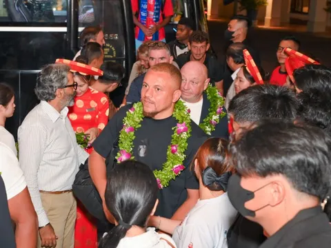 Hai huyền thoại bóng đá Wes Brown và Teddy Sheringham đến Đà Nẵng