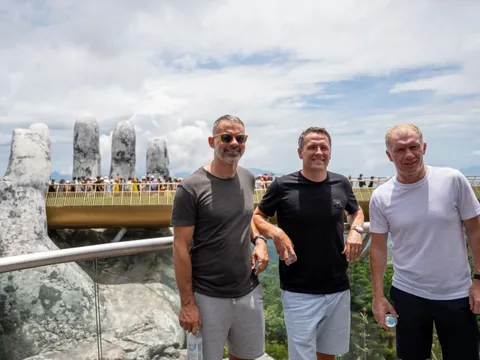 Huyền thoại MU Michael Owen, Ryan Gigg checkin cầu Vàng Đà Nẵng