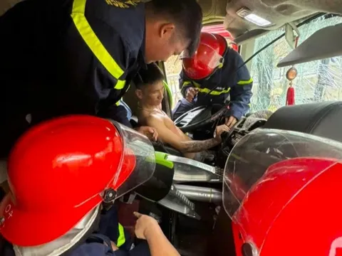 Tài xế kẹt cứng trong cabin biến dạng sau tai nạn trên cao tốc Diễn Châu – Bãi Vọt