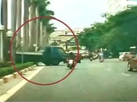 Tài xế lái xe tải 'leo' qua dải phân cách giữa để sang đường... cho nhanh