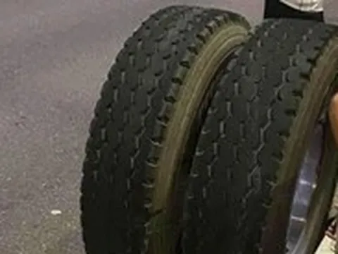 Một công an đang đi bộ thể dục bị bánh xe container văng ra tông chết