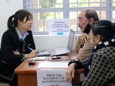 Dân làm thủ tục hành chính nhanh nhờ cán bộ bán chuyên trách về khu phố 'cầm tay chỉ việc'