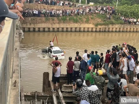 Vụ ô tô mất lái đâm 2 xe máy rồi rơi xuống sông: Đã xác định 3 người tử vong