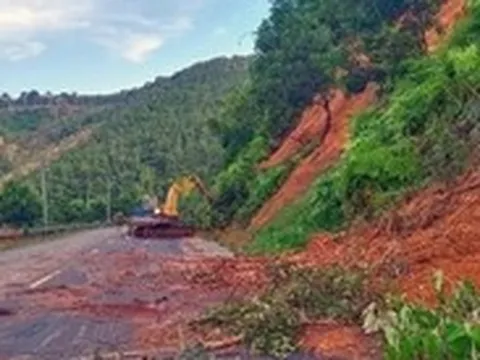 Lại sạt lở nghiêm trọng trên tuyến đường huyết mạch nối Đồng Nai với Lâm Đồng