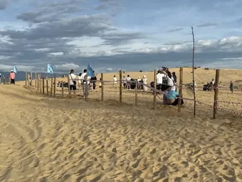 Đồi cát du lịch nổi tiếng ở Quảng Trị bị giăng hàng rào bằng cọc tre