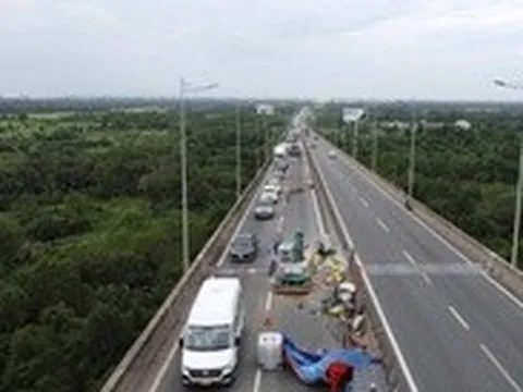 Hàng ngàn xe nhích từng chút trên cao tốc TP.HCM - Long Thành - Dầu Giây