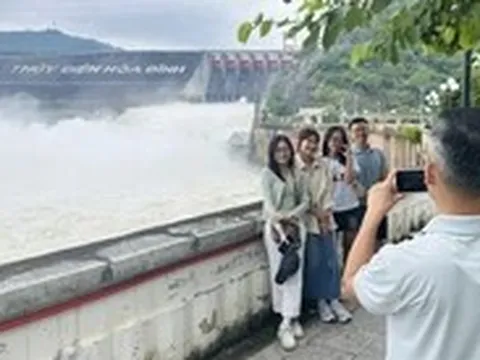 Hồ thủy điện Hòa Bình được lệnh mở cửa xả đáy thứ ba