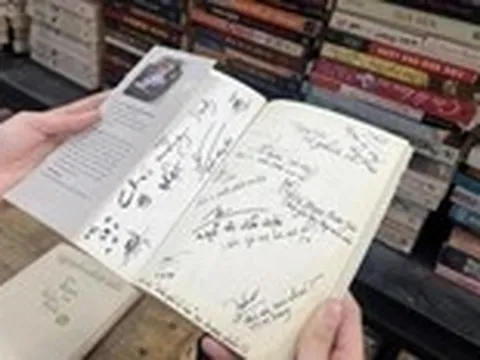 Những câu chuyện song song đầy xúc động trong tiệm sách cũ