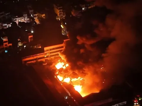 Ngọn lửa bao trùm kho xưởng rộng hàng nghìn m2 tại Hà Nội