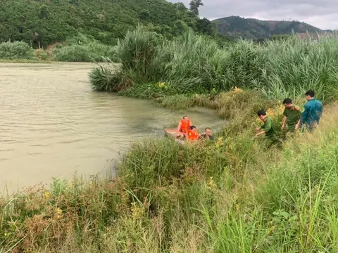 Giải cứu gia đình mắc kẹt giữa hồ Thủy điện Đồng Nai 2