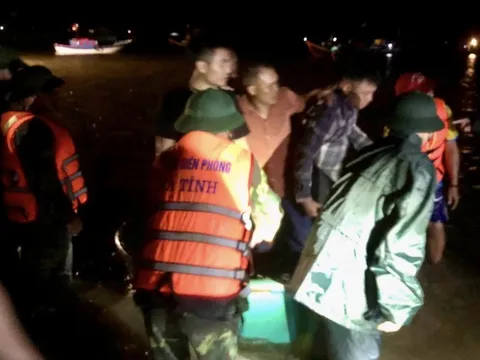 Hà Tĩnh: Kịp thời cứu hộ, đưa 34 người trên tàu chìm vào bờ an toàn