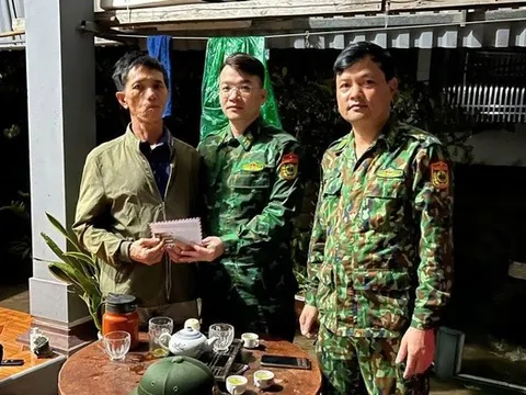 4 ngư dân may mắn sống sót sau nhiều giờ lênh đênh trên biển