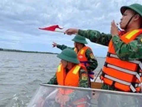 Chìm tàu cá trên biển Quảng Trị giữa sóng to gió lớn, 7 ngư dân may mắn được cứu