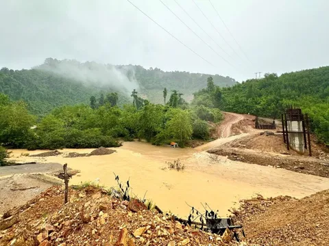 Hàng trăm hộ dân ở Nghệ An bị cô lập do mưa lũ