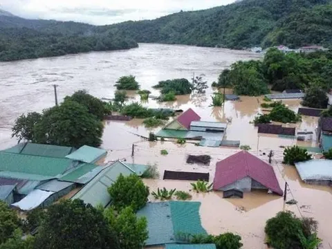 Hình ảnh xót xa ở Nghệ An: Nước lũ dâng cao, hàng nghìn ngôi nhà chỉ còn thấy nóc