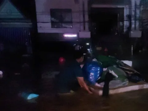 Người dân miền núi Nghệ An thức trắng đêm chạy lũ, 1 người mất tích