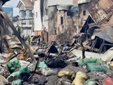 Cháy 400 mét vuông bãi phế liệu ở xã Bà Điểm